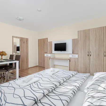 Nad Stastnym Sklepem Apartment