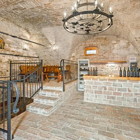 Nad Stastnym Sklepem Apartment